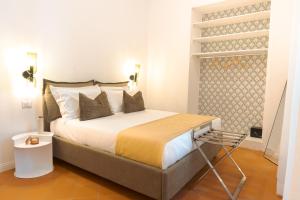 Una cama o camas en una habitación de Palazzo Castriota Scanderbeg