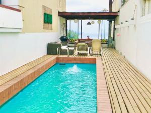 a swimming pool in a house with a wooden deck at Casa Murphy in Viña del Mar