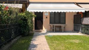 patio con tavolo e tenda da sole bianca di Charme & Comfort in Franciacorta a Rodengo Saiano
