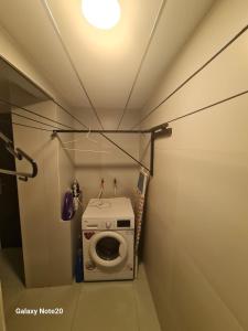 a small bathroom with a toilet in a room at Elegante depa de 2 dormitorios calacoto entre calle 9 y 10 in La Paz
