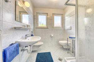 A bathroom at Villa Ladurner