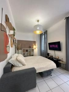 une chambre avec un lit et un canapé dans l'établissement LITTLE ATHENA - Gare St Charles - Vieux Port, à Marseille