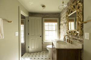 Ένα μπάνιο στο Historic B&B King Suite- Walk to King