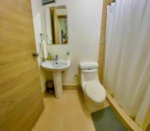 un baño con inodoro y lavabo en Nice apartment in punca cana near the airport and beaches, en Punta Cana 19 fotos más