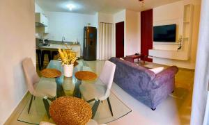 Una sala de estar con una mesa de cristal y un sofá. en Nice apartment in punca cana near the airport and beaches, en Punta Cana