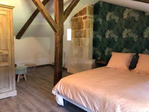 a bedroom with a bed and a green wall at Le Gîte de Marie in Saint-Front-la-Rivière
