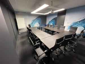 a conference room with a long wooden table and chairs at Nowoczesne Apartamenty Stare Miasto in Częstochowa