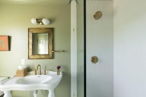 un bagno con lavandino e doccia di Bed&Breakfast Veranda King Suite - Walk to King a Charleston
