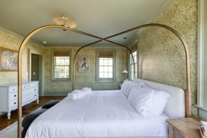 una camera da letto con un grande letto bianco in una stanza di Bed&Breakfast Veranda King Suite - Walk to King a Charleston Altre 26 foto