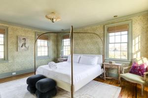 Un pat sau paturi într-o cameră la Bed&Breakfast Veranda King Suite - Walk to King +23 fotografii