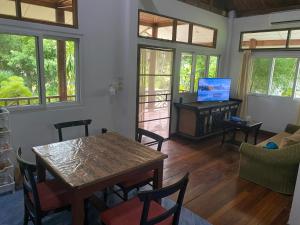 Μια τηλεόραση ή/και κέντρο ψυχαγωγίας στο Lamai Village Villa