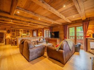 Et tv og/eller underholdning på Spacieux appart 5 ch au cœur du village, charme savoyard, WiFi, cheminée décorative - FR-1-437-51