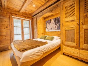 En eller flere senge i et værelse på Spacieux appart 5 ch au cœur du village, charme savoyard, WiFi, cheminée décorative - FR-1-437-51