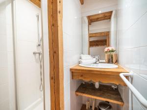 Et badeværelse på Spacieux appart 5 ch au cœur du village, charme savoyard, WiFi, cheminée décorative - FR-1-437-51 + 13 billeder