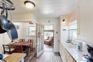eine Küche mit Tisch und ein Esszimmer in der Unterkunft Historic Cottage in Long Beach + 23 Fotos