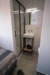 une salle de bain avec un lavabo et une douche dans l'établissement Pokój jednoosobowy, à Zakopane