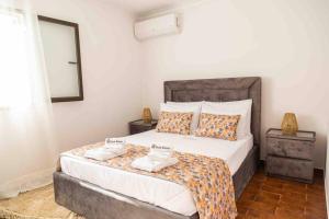 ein Schlafzimmer mit einem großen Bett und einem Spiegel in der Unterkunft Casa Castor Gerês in Geres