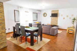 ein Wohnzimmer mit Tisch und Couch in der Unterkunft Casa Castor Gerês in Geres