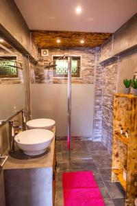 ein Badezimmer mit einem Waschbecken und zwei WCs. in der Unterkunft Casa Castor Gerês in Geres