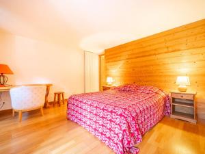 a bedroom with a bed and a wooden wall at Appartement 3 chambres avec terrasse, centre village, piste et commerces à pied, garage et WIFI - FR-1-437-104 in La Clusaz