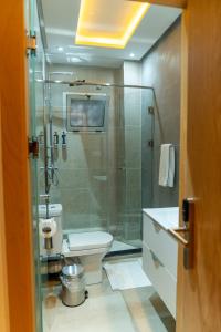 Bilik mandi di Hotel Charf