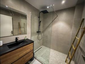 a bathroom with a sink and a shower at Sublime appartement pour 4pers - Clim - Vue mer - Parking in Les Trois-Îlets