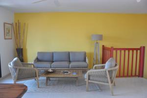 a living room with a couch and two chairs at Sublime appartement pour 4pers - Clim - Vue mer - Parking in Les Trois-Îlets
