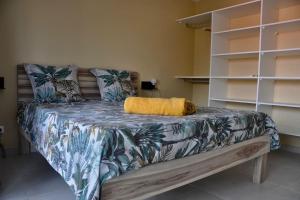 a bed in a room with at Sublime appartement pour 4pers - Clim - Vue mer - Parking in Les Trois-Îlets