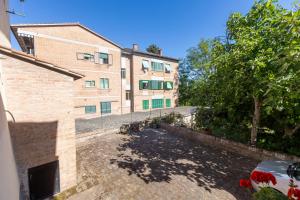 Το κτήριο όπου στεγάζεται  το διαμέρισμα