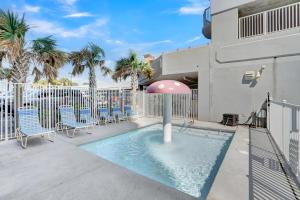 ガルフ・ショアーズにあるIsland Royale 506 by Liquid Lifeのスイミングプール(椅子、噴水付)