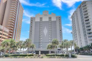 ガルフ・ショアーズにあるIsland Royale 506 by Liquid Lifeのヤシの木が目の前に広がる建物