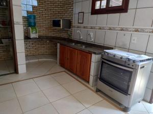 Η κουζίνα ή μικρή κουζίνα στο Linda casa próximo do Beach Park