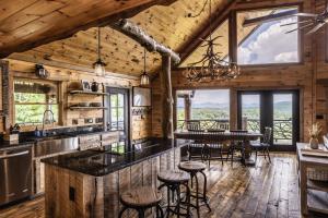 O bucătărie sau chicinetă la Lookout Lodge - Luxurious Mountain Cabin