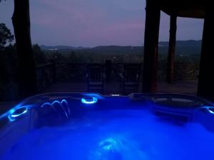 Piscina de la sau aproape de Lookout Lodge - Luxurious Mountain Cabin