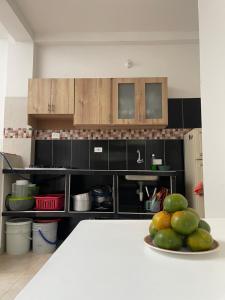 een keuken met een bord fruit op een tafel bij Hospedaje El Caminante CAPI in Capitanejo