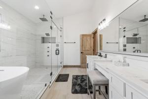 ein Badezimmer mit 3 Waschbecken, einer Badewanne und einer Dusche in der Unterkunft Big Top on Blue Ridge - Luxury Mountain Retreat in Blue Ridge + 62 Fotos