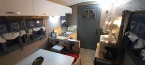 Kuchyň nebo kuchyňský kout v ubytování location type gîte, chambre d'hôte, meublé de tourisme dans joli petit chalet typique et ou jolie roulotte type bohème