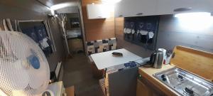 Kuchyň nebo kuchyňský kout v ubytování location type gîte, chambre d'hôte, meublé de tourisme dans joli petit chalet typique et ou jolie roulotte type bohème