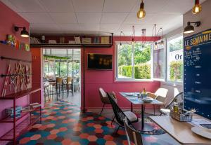 TV a/nebo společenská místnost v ubytování B&B HOTEL Orléans Nord Saran + 36 fotografií