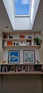 een dakraam in een kamer met een boekenplank bij Chambres d'Hôtes Les Jardins de la Cathédrale in Angoulême