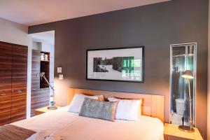 Ένα ή περισσότερα κρεβάτια σε δωμάτιο στο Lakefront Mountain View - Resort Access Loft