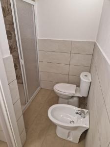 a small bathroom with a toilet and a shower at Casa vacanza zia Mela in Noto