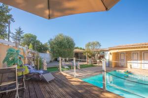 une cour arrière avec une piscine et une aire de jeux dans l'établissement Gîte Hubert avec piscine, à Vidauban