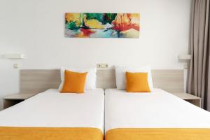 Postel nebo postele na pokoji v ubytování AluaSun Helios Beach - All Inclusive