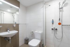 Koupelna v ubytování AluaSun Helios Beach - All Inclusive