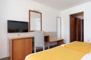 TV a/nebo společenská místnost v ubytování AluaSun Helios Beach - All Inclusive