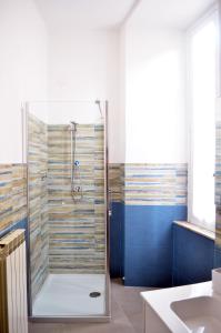 un bagno con doccia e lavandino di Casa Ninetta Caprarola a Caprarola Altre 37 foto