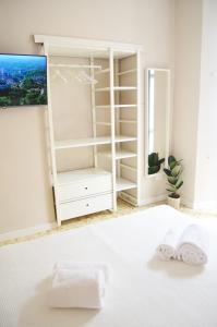 una camera bianca con letto e armadio di Casa Ninetta Caprarola a Caprarola
