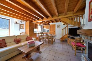 a living room with a couch and a table at Bergerie route de Piau Engaly in Aragnouet