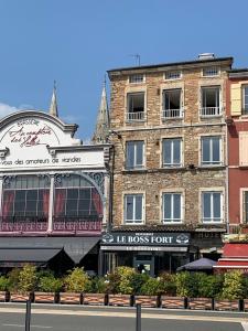un edificio in una strada cittadina con un negozio di Appartement neuf, vue sur saône a Mâcon